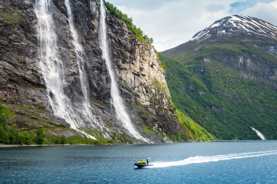 Geirangerfjord mit Wasserfall